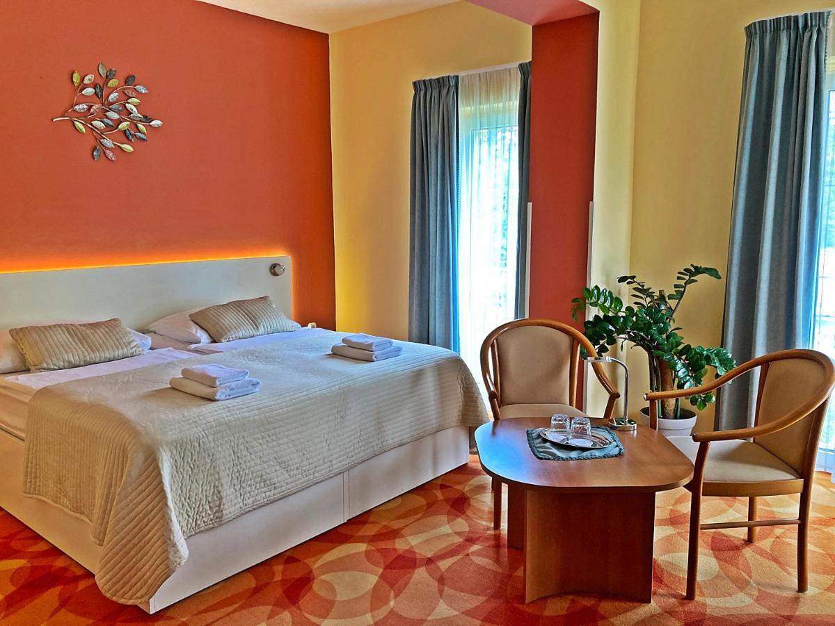 Hotel Penta Lux Tata Exteriör bild