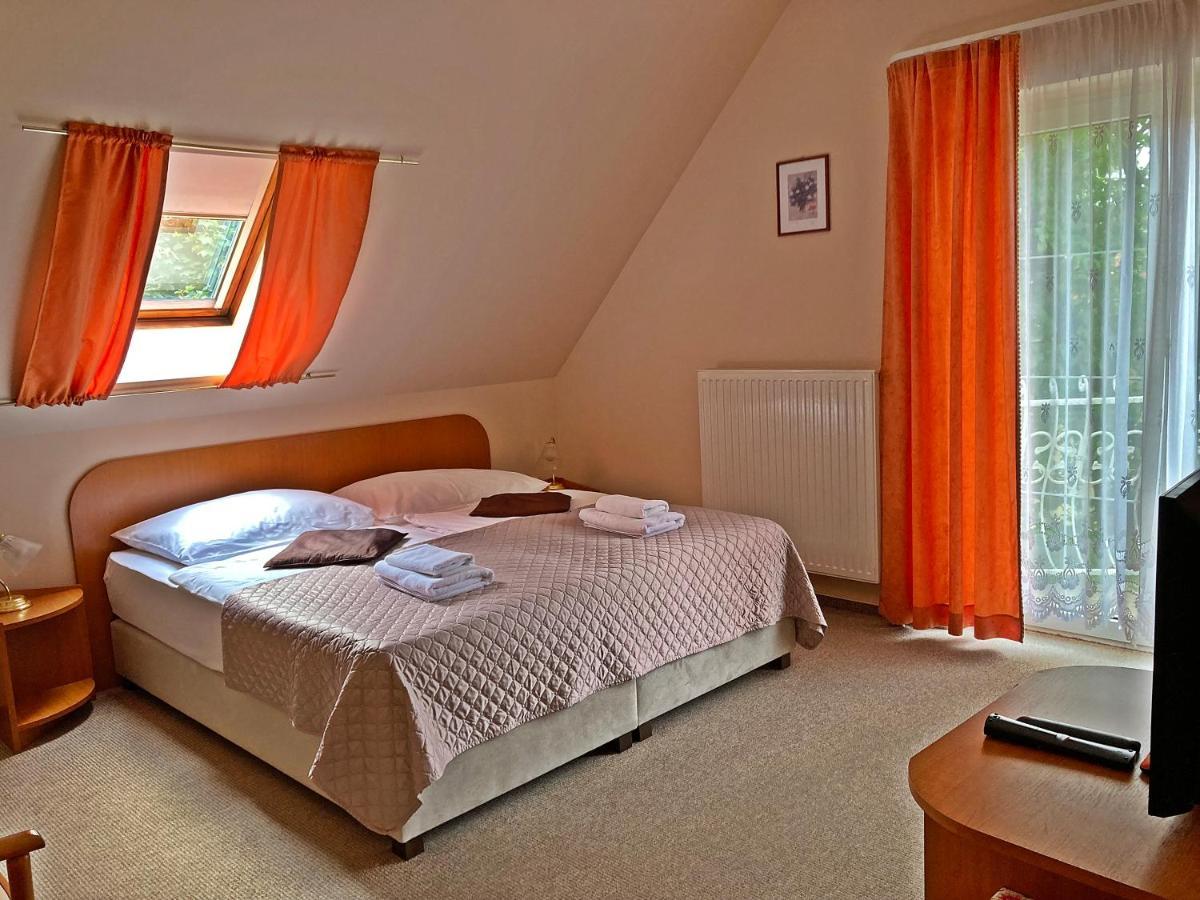 Hotel Penta Lux Tata Exteriör bild