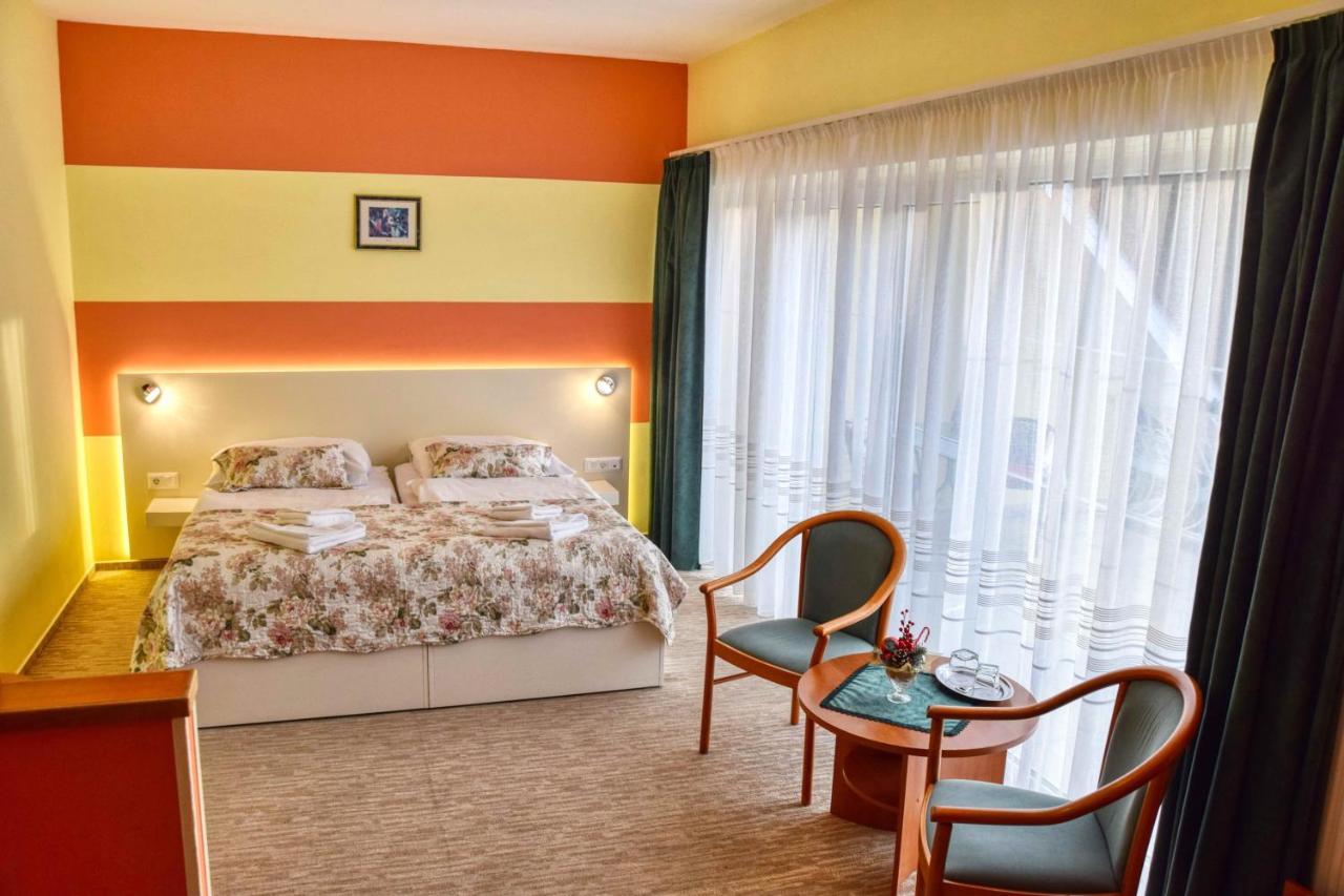 Hotel Penta Lux Tata Exteriör bild