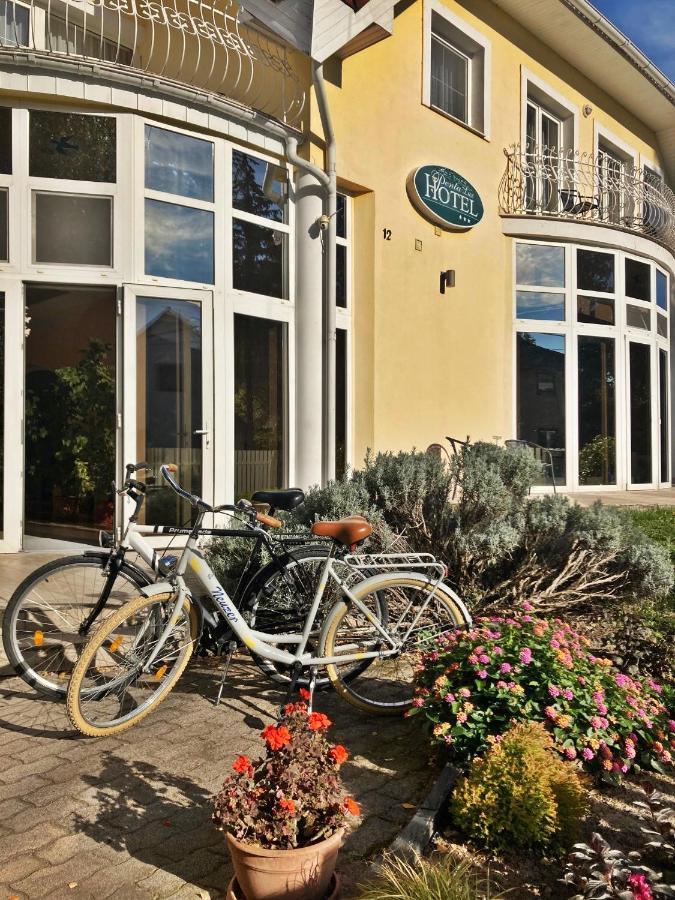 Hotel Penta Lux Tata Exteriör bild